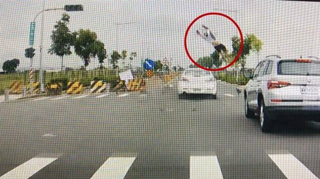 恐怖！小撞大　他像戰鬥機逃生一彈…