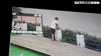 父身影再曝光！　枯坐階梯抽菸看海
