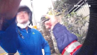 不服取締！男嗆女警「走狗」強扯口罩