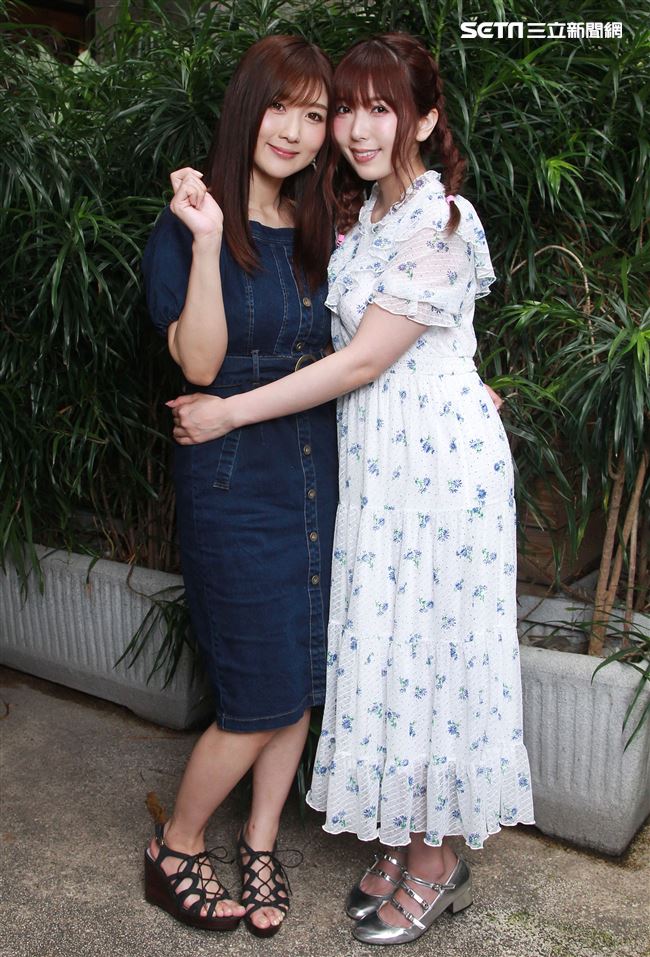 日本人氣AV天后波多野結衣，為迎接出道10周年，特地與好閨密「挑逗女王」之稱的AV女神大槻響一同來台舉辦見面會。（記者邱榮吉/攝影）