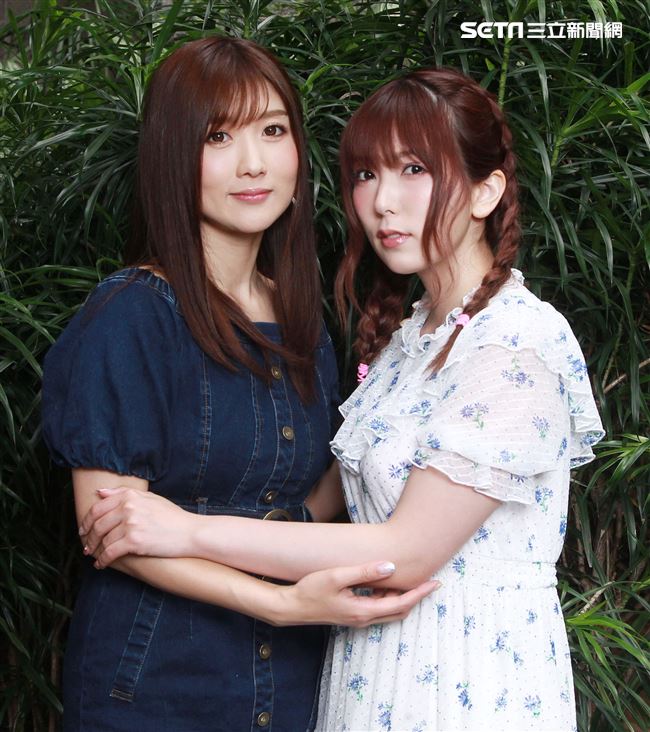 日本人氣AV天后波多野結衣，為迎接出道10周年，特地與好閨密「挑逗女王」之稱的AV女神大槻響一同來台舉辦見面會。（記者邱榮吉/攝影）