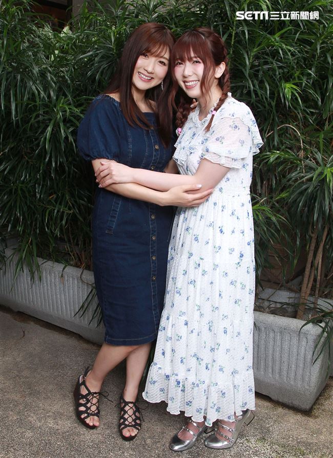 日本人氣AV天后波多野結衣，為迎接出道10周年，特地與好閨密「挑逗女王」之稱的AV女神大槻響一同來台舉辦見面會。（記者邱榮吉/攝影）