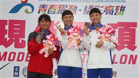 ▲全中運現代五項高女組陳佑萱（中）摘金，南市新營高中陳奕汝（左）拿銀，陳佑薇獲銅牌。（圖／全中運提供）