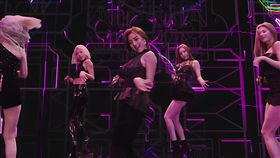 TWICE9位女孩穿起熱褲、迷你裙一字排開，自信大跳熱舞。（圖／翻攝自jypentertainment）