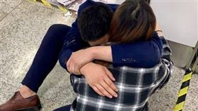 大陸南京男醉倒地鐵。(圖/翻攝自看看新聞)