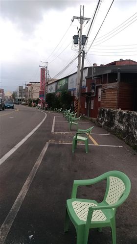 苗栗頭份,餐廳,路霸,塑膠椅,罰單,停車格