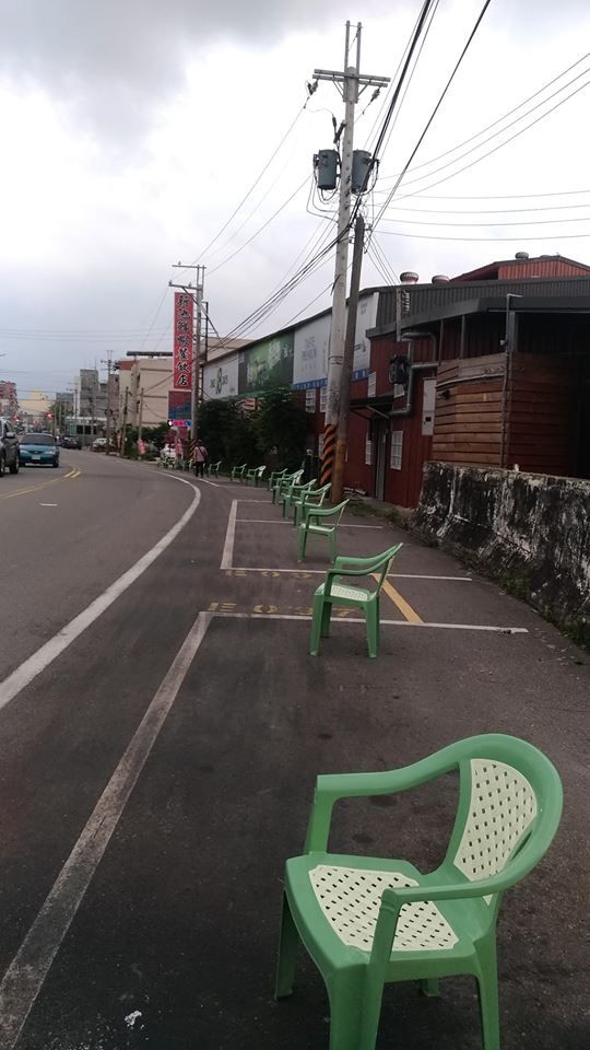 奇門遁甲？一整排塑膠椅擺滿路邊…