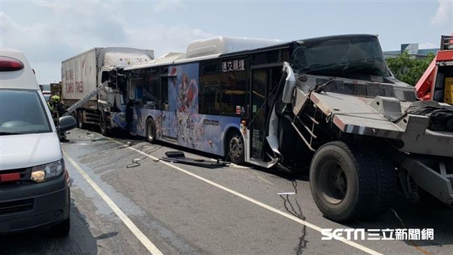 顏清標家門外車禍　拖板車插破公車頭