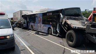 顏清標家門外車禍　拖板車插破公車頭