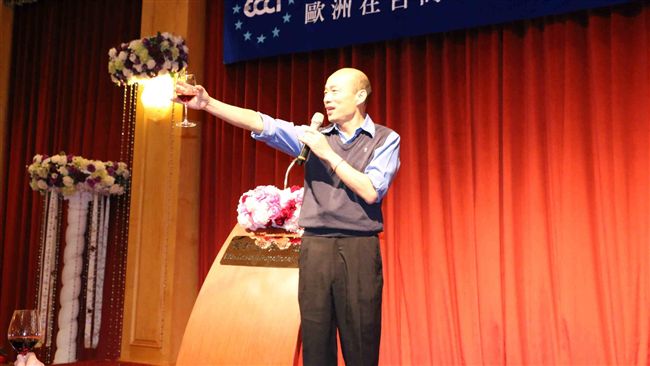 韓11點發表聲明！高雄民眾現場抗議