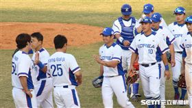 ▲內野手吳智煥賽後與韓國隊隊友擊掌。（圖／記者蕭保祥攝影）