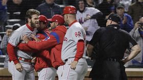 ▲Bryce Harper幹譙主審好球帶被趕出場。（圖／美聯社／達志影像）