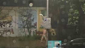 新竹縣1名全裸男子跑到國中校門口對著板凳「空幹」（翻攝《新竹爆料公社》）
