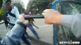 貨車翻覆駕駛受困昏迷，警拿警棍破窗協助