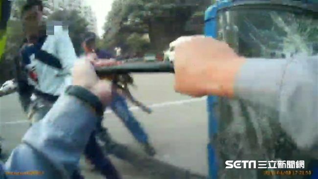 貨車翻覆漏油恐爆炸　警持棍破窗搶命