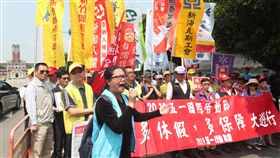 五一勞工遊行  訴求多休假多保障五一「多休假！多保障！」勞工遊行行前記者會23日在凱達格蘭大道舉行，對派遣、低薪、責任制等議題提出訴求。台北市產業總工會理事長鄭雅慧（前）為勞工發聲。中央社記者吳家昇攝  108年4月23日