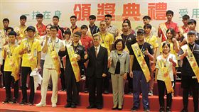 全國技能競賽台中閉幕　陳副總統出席頒獎第48屆全國技能競賽10日在勞動部勞動力發展署中彰投分署頒獎並舉行閉幕式，副總統陳建仁（前中）、勞動部長許銘春（前右4）出席頒獎，並與得獎者合影。中央社記者郝雪卿攝　107年8月10日