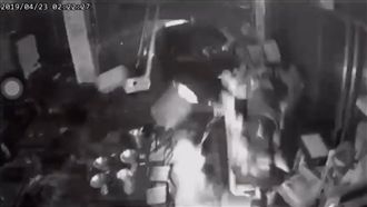 休旅車失控飛撞火鍋店　監視器曝光