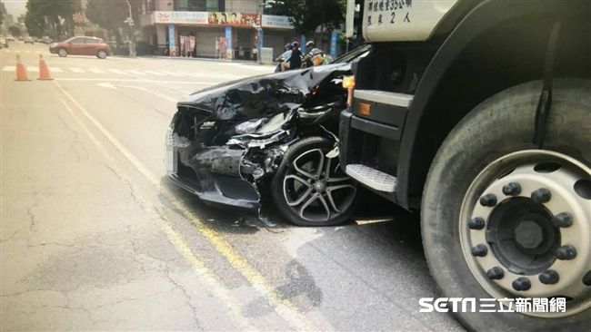 男酒後載水肥　逆向撞賓士推行40m
