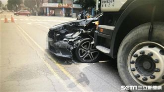 男酒後載水肥　逆向撞賓士推行40m