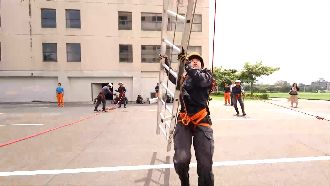 堪比陸戰隊！消防訓練汰弱留強超艱辛