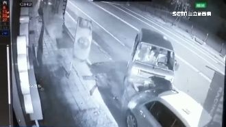 奇蹟！撞車噴飛車外　5秒後自行爬起