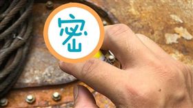 「有人跟我一樣抽這個嗎？」一名男網友分享自己愛用的薄荷棒，除了大讚薄荷棒吸起來很舒服外，還會爽到「翻白眼」。其實這款薄荷棒是泰國的產品「酷比涼POY-SIAN」，由於價格便宜又好用，許多觀光客到當地都會購買，甚至還有網友用到上癮，瘋狂囤貨！（圖／翻攝自爆廢公社）