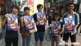 《復仇者：終局之戰》24日一早電影院外就擠滿影迷。（圖／記者常朝貴攝影）