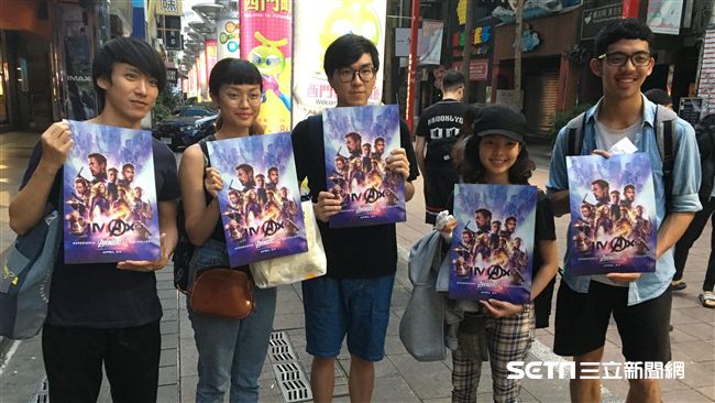 電影街現人潮　一早搶看《復仇者4》