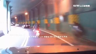 沒戴安全帽又不看路！男騎車直撞牆柱