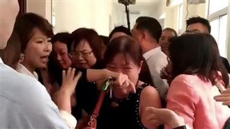 藍委人海戰卡李進勇！議事人員遭嚇哭
