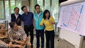 台中南屯區汰換老舊自來水管 預定8月底完工台中市議員張耀中（右2）與立委張廖萬堅（右3）23日邀集自來水公司等單位，在台中市南屯區文山里圖書館召開老舊自來水管線汰換開工說明會。中央社記者郝雪卿攝 108年4月23日