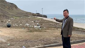 賴峰偉盼共同維護澎湖美麗海灣（2）澎湖縣長賴峰偉11日指出，澎湖目前僱用海岸維護巡查人員53人，但他最近到各區巡視，發現部分沙灘仍堆積大量垃圾，已要求環保局建立清理巡視機制，確實督導清潔人員維護海岸線整潔工作。（澎湖縣政府提供）中央社　108年1月11日