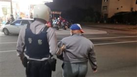 茄萣警長助迷途男返家。（圖／高雄市政府警察局湖內分局提供）