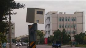 台南最吸金測速照相機 3個月開罰586萬元台南最「吸金」的固定測速照相機，藏身在南區新平路上，今年1月至3月拍下3260張相片，開罰新台幣586萬元。中央社記者張榮祥台南攝　108年4月21日