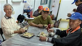 平溪子弟回饋鄉里 喜樂安津食堂長輩暖心共餐位於新北市平溪區嶺腳里的「喜樂安津食堂」，每週四舉辦老人共餐，讓長輩都能食的健康又安心。中央社記者葉臻攝　108年4月21日