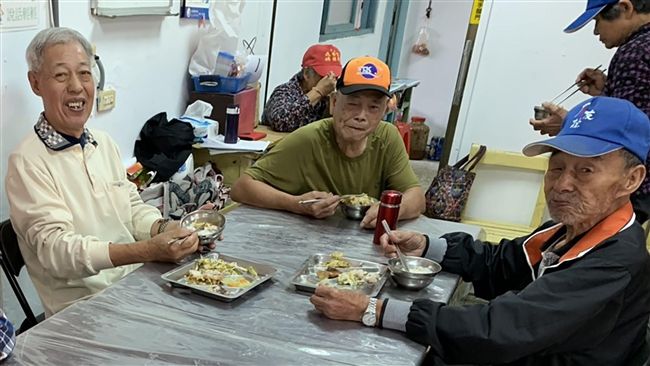 平溪子弟回饋鄉里　長輩食堂暖心共餐