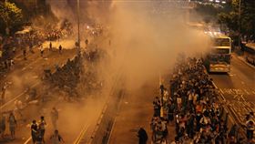 港占中案將裁決香港「占中」案即將裁決，這場運動於2014年9月28日爆發，其後9人被當局控告「公眾妨擾」等。圖為「占中」爆發當晚，警方發射催淚瓦斯鎮壓。（資料照片）中央社記者張謙香港攝  108年4月8日