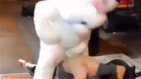 復活兔上街毆人。（圖／翻攝自badbunnyoff19 IG）