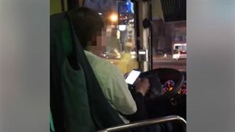 女客怒斥司機滑手機！客運公司曝真相