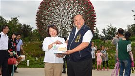 黃敏惠率團參觀台中花博 肯定交通接駁台中花博閉幕在即，嘉義市長黃敏惠（前左）20日前往參觀，由台中市副市長陳子敬（前右）代表市長盧秀燕接待，兩人也互贈伴手禮。中央社記者郝雪卿攝　108年4月20日
