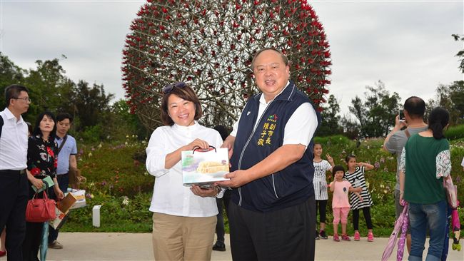 黃敏惠率團參觀取經　讚花博交通接駁