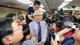中選會主委人事案  朝野立委會場對峙推擠（2）立法院內政、司法及法制委員會24日聯席審查中選會主委被提名人李進勇人事同意權案，藍綠立委在會議室發生推擠衝突。李進勇（中）進入會議室，但無法上台備詢。中央社記者吳翊寧攝  108年4月24日