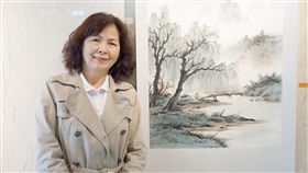 看盡苦痛盼安人心 新竹馬偕員工展字畫遊藝筆墨超過30年的新竹馬偕醫院環衛組員陳美妹，受邀與新竹市書畫協會成員在院內藝廊展出「漫漫藝術仨人展」，她表示，希望能藉由自己的書畫作品，讓病患感受到安定力量，進而戰勝病魔。中央社記者魯鋼駿攝　108年4月19日