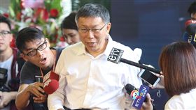 LINE暫時停用 柯文哲：先冬眠有需要再發芽台北市長柯文哲（右）23日出席「內科之心－內湖科技園區產業支援設施開發計畫BOT案」上梁典禮前受訪。中央社記者謝佳璋攝 108年4月23日