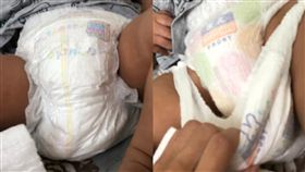 1歲弟「自己包尿布」超猛！媽咪睡醒一看...神展開秒暈　網笑讚：超強防漏(圖/爆怨公社)
