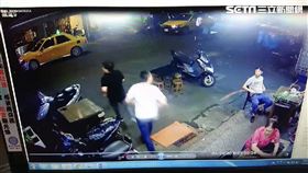 台北市黃姓男子因債務糾紛遭人圍毆致死，他的父親還出面控訴兇手拿枕頭悶死兒子（翻攝畫面）