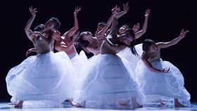 台灣丞舞俄羅斯演出 舞作浮花意象吸引目光台灣丞舞團隊在俄羅斯烏里揚諾夫斯克演出舞作「浮花」，舞者與舞台呈現令觀眾耳目一新。（駐俄代表處提供）中央社傳真 108年4月20日