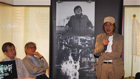 鄭南榕逝世30週年 攝影展重塑時代氛圍「自由時代」雜誌創辦人鄭南榕自焚逝世30週年，鄭南榕基金會與攝影師潘小俠（右）舉辦攝影展，20日上午舉行開幕記者會，詩人李敏勇（左2）、鄭南榕弟弟鄭清華（左）出席與會。中央社記者施宗暉攝　108年4月20日