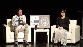 劉克襄導讀旅遊著作 書迷如實地旅行作家、中央通訊社董事長劉克襄（左）21日在高雄市立圖書館總館導讀著作「福爾摩沙大旅行」，以國、台語夾雜的風趣解說，讓書迷宛如跟著他進行一趟兼具深度及溫度的實地旅行。中央社記者陳朝福攝　108年4月21日